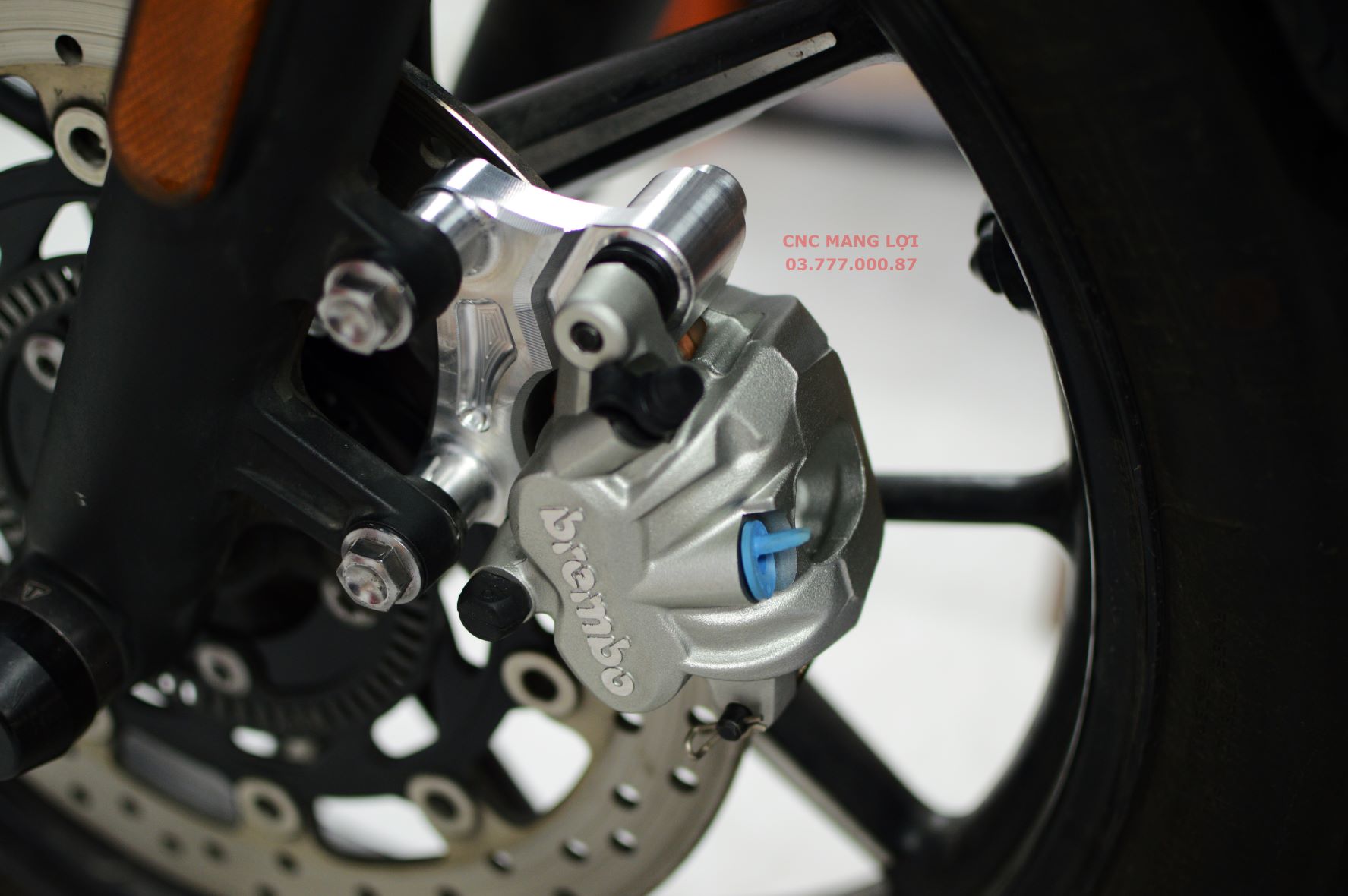 TRIUMPH STREET TWINS CALIPER ADAPTER